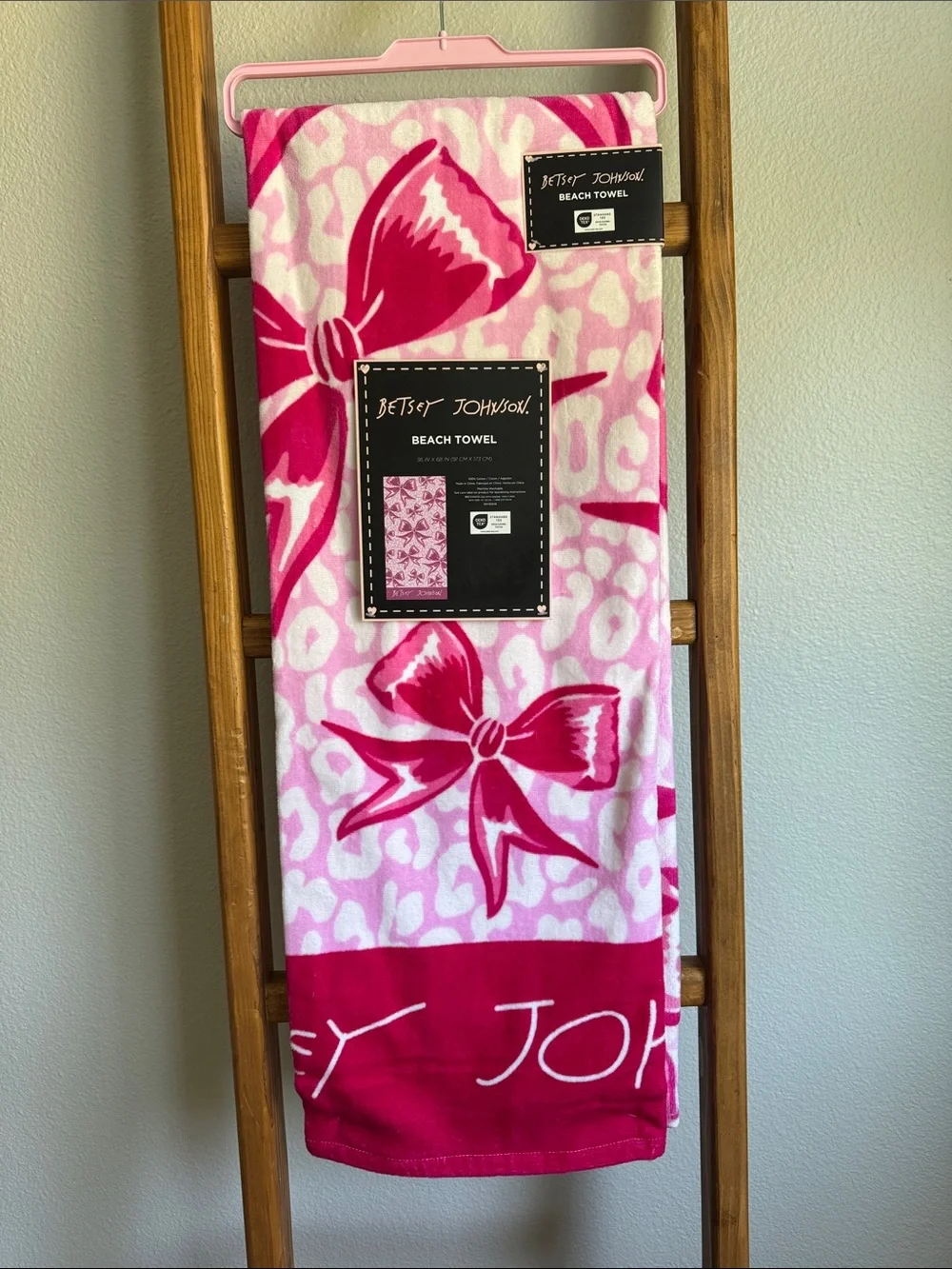 🎀🌴 NWT Betsey Johnson Pink Bow Beach Towel – Coquette Glam Meets Summer Fun!